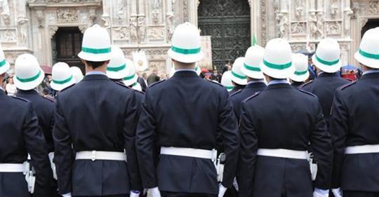 polizia locale milano gira le spalle al sindaco sala